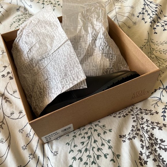 Steve Madden Buzzing Ankle Boot - New with Box - Picture 4 of 6